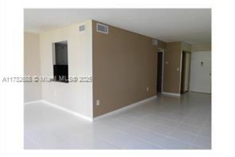 Condo in Hallandale Beach, Florida, 1 bedroom  № 1703810 - photo 6