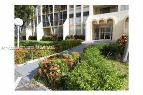 Condo in Hallandale Beach, Florida, 1 bedroom  № 1703810 - photo 1