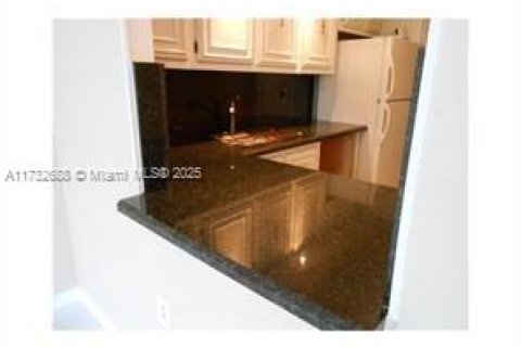 Condo in Hallandale Beach, Florida, 1 bedroom  № 1703810 - photo 3