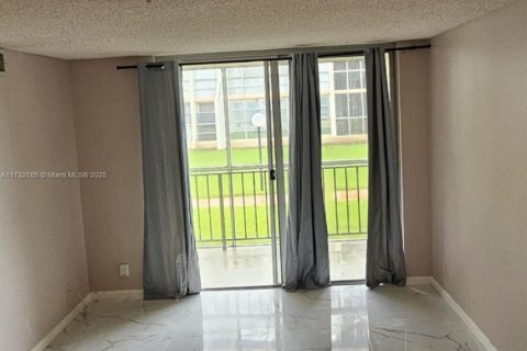 Condo in Hallandale Beach, Florida, 1 bedroom  № 1703810 - photo 8