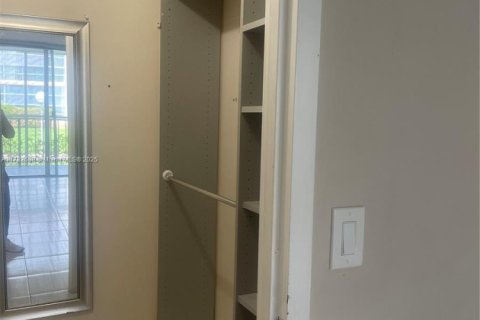 Condo in Hallandale Beach, Florida, 1 bedroom  № 1703810 - photo 9