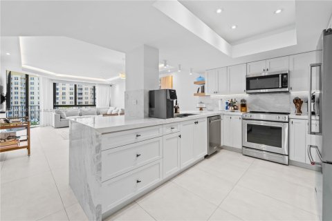 Condo in Miami, Florida, 2 bedrooms  № 1697447 - photo 7