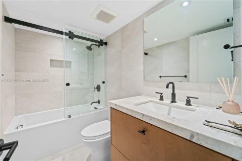 Condo in Miami, Florida, 2 bedrooms  № 1697447 - photo 20