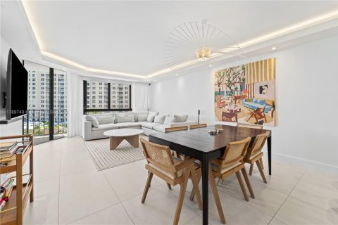 Condo in Miami, Florida, 2 bedrooms  № 1697447 - photo 1