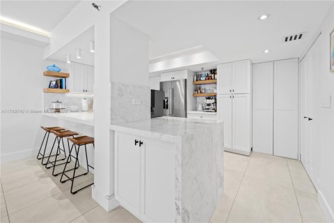 Condo in Miami, Florida, 2 bedrooms  № 1697447 - photo 10