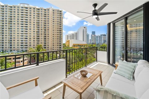 Condo in Miami, Florida, 2 bedrooms  № 1697447 - photo 23