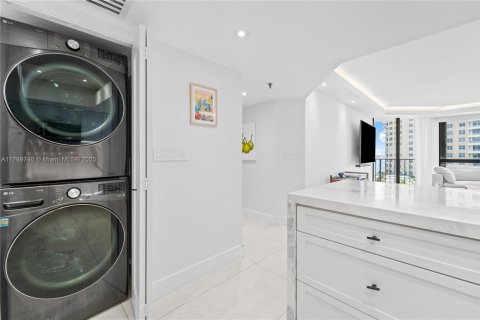 Condo in Miami, Florida, 2 bedrooms  № 1697447 - photo 9