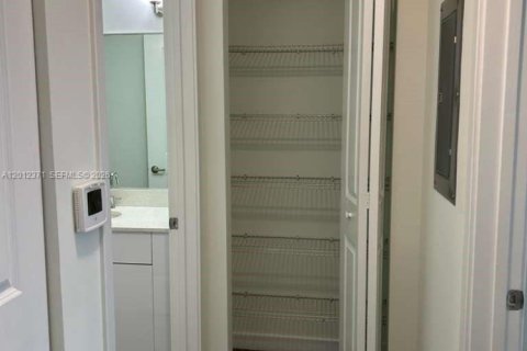 Apartamento en alquiler en Hollywood, Florida, 1 dormitorio, 62.43 m2 № 2074820 - foto 5