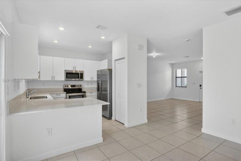 Touwnhouse à vendre à Miami, Floride: 3 chambres, 133.97 m2 № 2270638 - photo 6