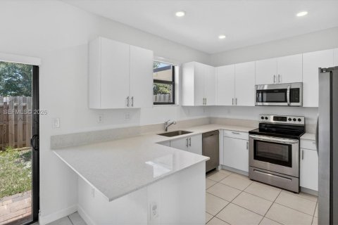 Touwnhouse à vendre à Miami, Floride: 3 chambres, 133.97 m2 № 2270638 - photo 9