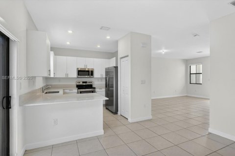 Touwnhouse à vendre à Miami, Floride: 3 chambres, 133.97 m2 № 2270638 - photo 7