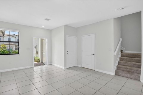 Touwnhouse à vendre à Miami, Floride: 3 chambres, 133.97 m2 № 2270638 - photo 2