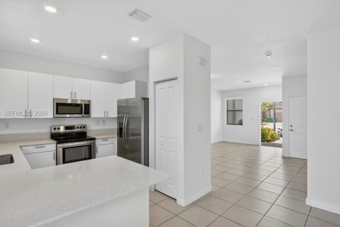 Touwnhouse à vendre à Miami, Floride: 3 chambres, 133.97 m2 № 2270638 - photo 8