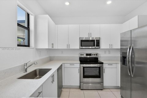 Touwnhouse à vendre à Miami, Floride: 3 chambres, 133.97 m2 № 2270638 - photo 10