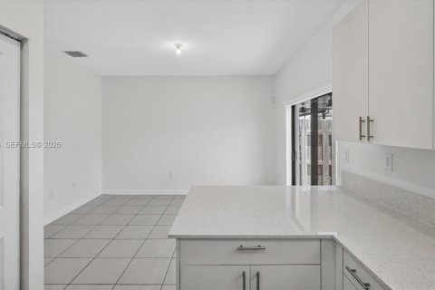 Touwnhouse à vendre à Miami, Floride: 3 chambres, 133.97 m2 № 2270638 - photo 13