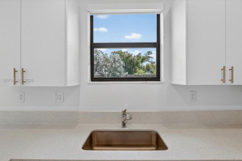 Touwnhouse à vendre à Miami, Floride: 3 chambres, 133.97 m2 № 2270638 - photo 11