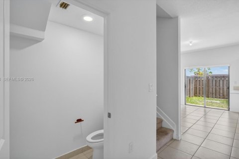 Touwnhouse à vendre à Miami, Floride: 3 chambres, 133.97 m2 № 2270638 - photo 14