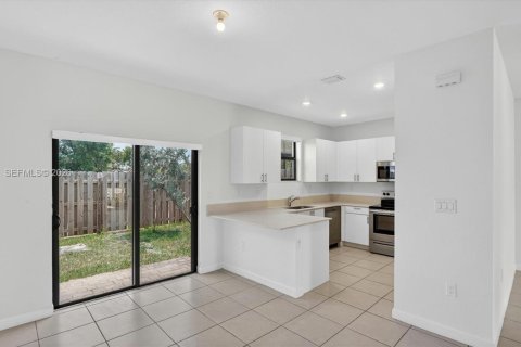 Touwnhouse à vendre à Miami, Floride: 3 chambres, 133.97 m2 № 2270638 - photo 12
