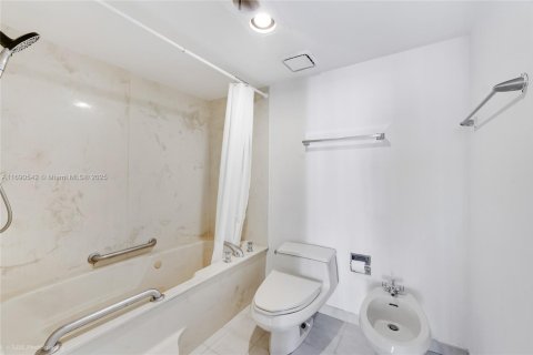 Condo in Miami, Florida, 1 bedroom  № 1874637 - photo 7