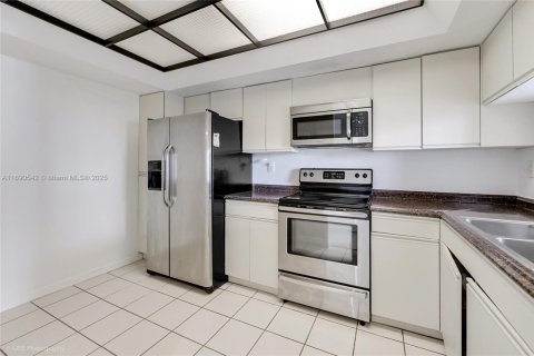 Condo in Miami, Florida, 1 bedroom  № 1874637 - photo 4