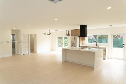 Купить виллу или дом в Майами, Флорида 3 спальни, 140.47м2, № 1973950 - фото 1