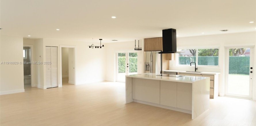 Дом в Майами, Флорида 3 спальни, 140.47м2 № 1973950