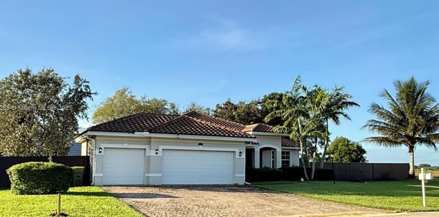 House in Homestead, Florida 4 bedrooms, 183.39 sq.m. № 1967827