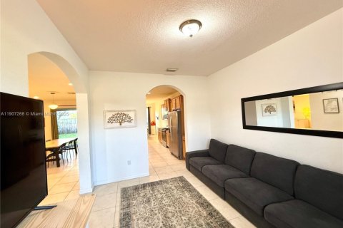 House in Homestead, Florida 4 bedrooms, 183.39 sq.m. № 1967827 - photo 9