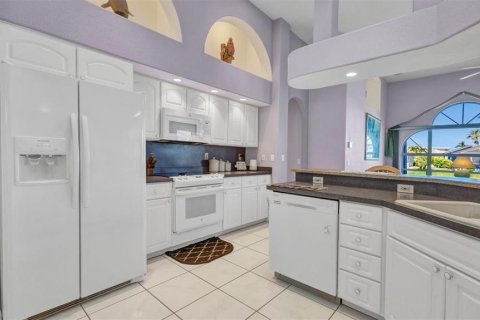 House in Punta Gorda, Florida 3 bedrooms, 226.03 sq.m. № 1584033 - photo 18