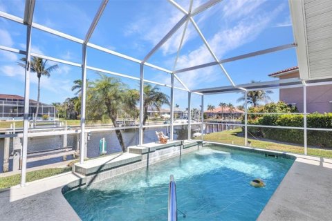 House in Punta Gorda, Florida 3 bedrooms, 226.03 sq.m. № 1584033 - photo 7