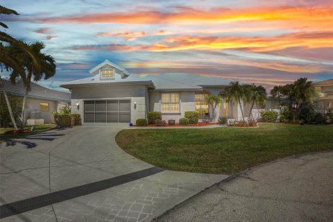 House in Punta Gorda, Florida 3 bedrooms, 226.03 sq.m. № 1584033 - photo 5