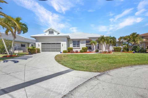 House in Punta Gorda, Florida 3 bedrooms, 226.03 sq.m. № 1584033 - photo 4