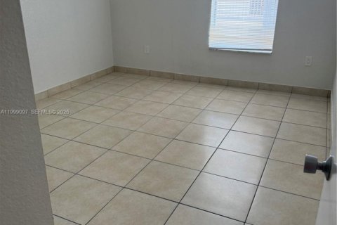 Apartment in Hialeah, Florida 2 bedrooms, 389.45 sq.m. № 2067786 - photo 11