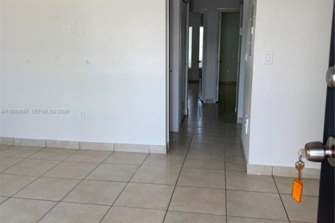 Apartment in Hialeah, Florida 2 bedrooms, 389.45 sq.m. № 2067786 - photo 4