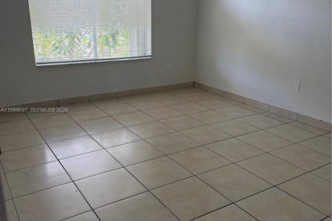 Apartment in Hialeah, Florida 2 bedrooms, 389.45 sq.m. № 2067786 - photo 12