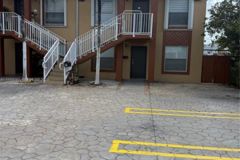 Apartment in Hialeah, Florida 2 bedrooms, 389.45 sq.m. № 2067786