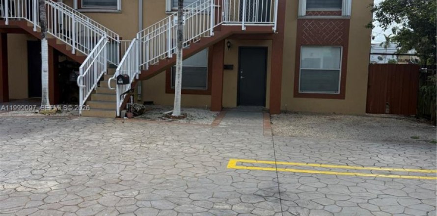 Apartment in Hialeah, Florida 2 bedrooms, 389.45 sq.m. № 2067786