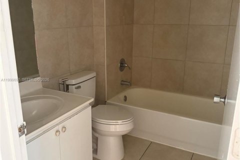 Apartment in Hialeah, Florida 2 bedrooms, 389.45 sq.m. № 2067786 - photo 9