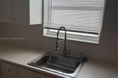 Apartment in Hialeah, Florida 2 bedrooms, 389.45 sq.m. № 2067786 - photo 8