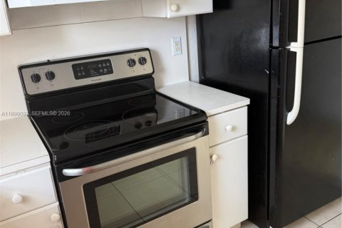 Apartment in Hialeah, Florida 2 bedrooms, 389.45 sq.m. № 2067786 - photo 10