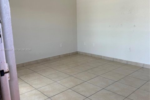 Apartment in Hialeah, Florida 2 bedrooms, 389.45 sq.m. № 2067786 - photo 3