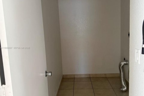 Apartment in Hialeah, Florida 2 bedrooms, 389.45 sq.m. № 2067786 - photo 6