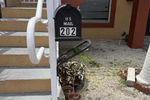 Apartment in Hialeah, Florida 2 bedrooms, 389.45 sq.m. № 2067786 - photo 2