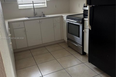 Apartment in Hialeah, Florida 2 bedrooms, 389.45 sq.m. № 2067786 - photo 7
