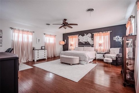 House in Haines City, Florida 5 bedrooms, 419.73 sq.m. № 1518585 - photo 12
