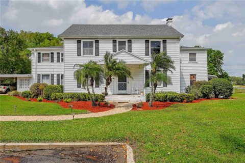 House in Haines City, Florida 5 bedrooms, 419.73 sq.m. № 1518585 - photo 1