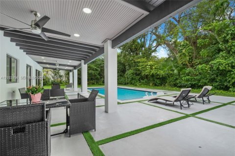 House in Palmetto Bay, Florida 4 bedrooms, 225.38 sq.m. № 2088310 - photo 17