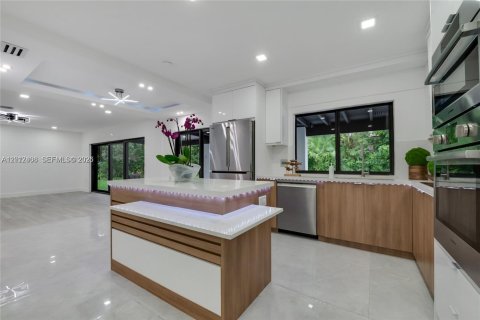 House in Palmetto Bay, Florida 4 bedrooms, 225.38 sq.m. № 2088310 - photo 5