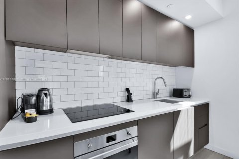 Condo in Miami, Florida, 1 bedroom № 1957856 - photo 10