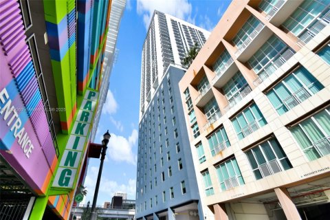 Condo in Miami, Florida, 1 bedroom № 1957856 - photo 30